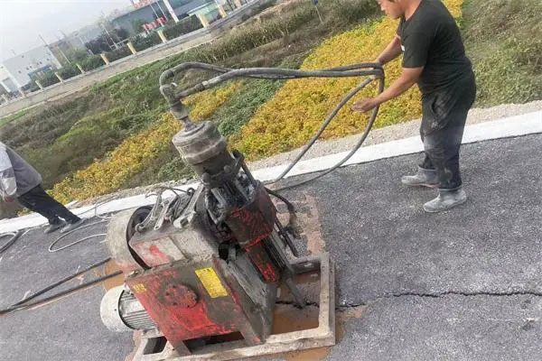 雷波马路面下沉注浆加固